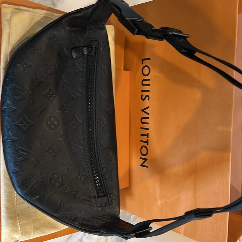 Authentic LV Empreinte Bumbag in Noir - Picture 4 of 7